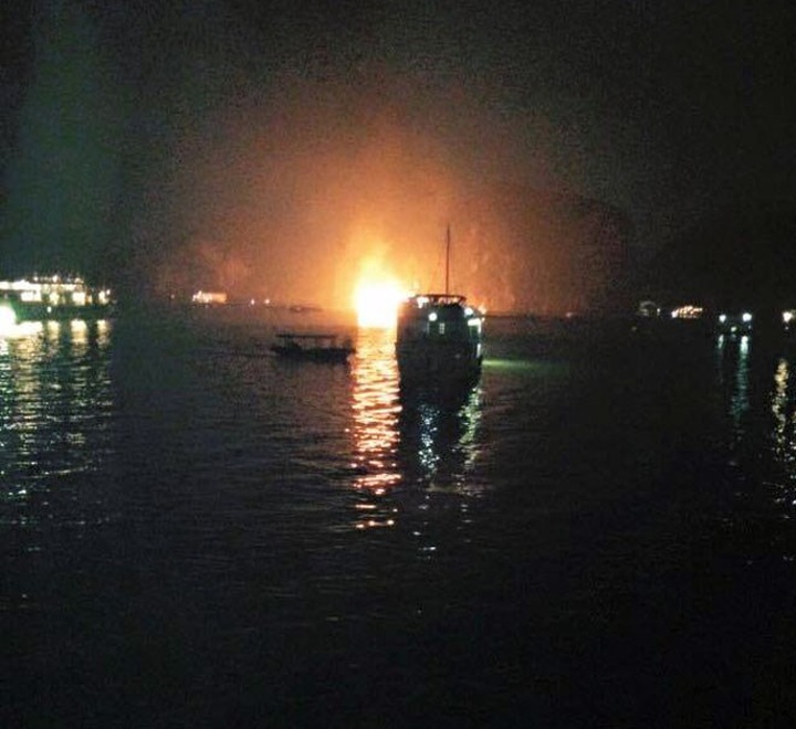 Ha Long Bay tour boat catches fire, all safely rescued - 1