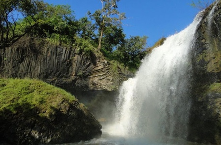 White Waterfall wows visitors in remote countryside paradise - 1 White Waterfall wows visitors in remote countryside paradise - 1