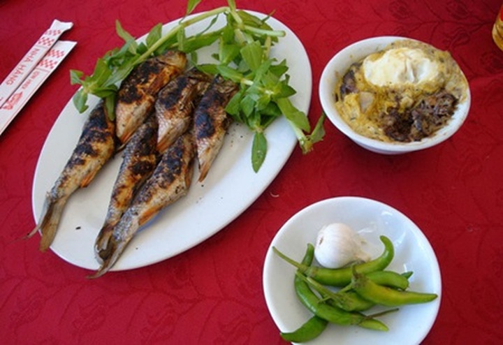 White Waterfall wows visitors in remote countryside paradise - 2 White Waterfall wows visitors in remote countryside paradise - 2