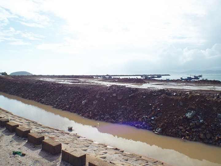 Nha Trang Bay suffers more pollution - 1