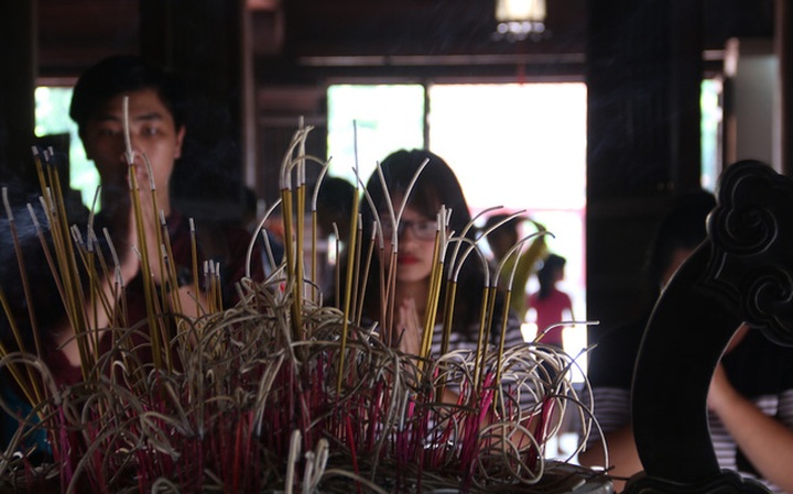 Students seek luck before exam at Temple of Literature - 6