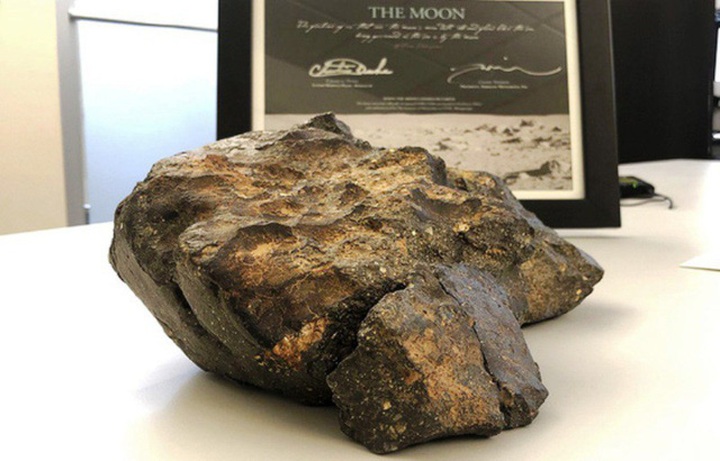 Lunar meteorite to be displayed in Ha Nam pagoda - 1