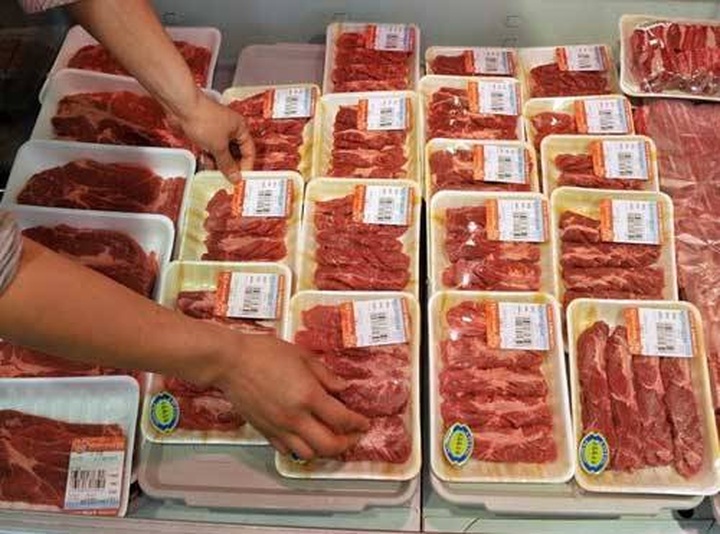 Meat imports flood Vietnamese market - 1