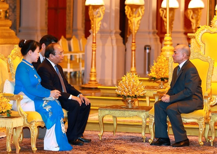 Prime Minister tightens amity with Cambodian royal family - 1