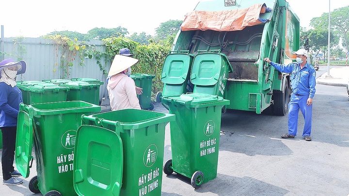 HCM City tightens control over waste classification - 1