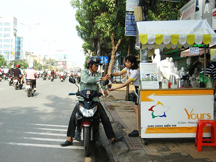 Mobile fast food services flood in HCM City - 1