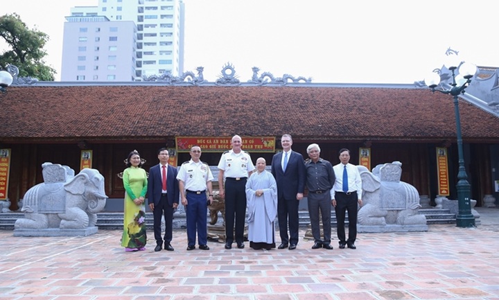 US general visits Hai Ba Trung temple, praising the Vietnamese People’s Army - 11