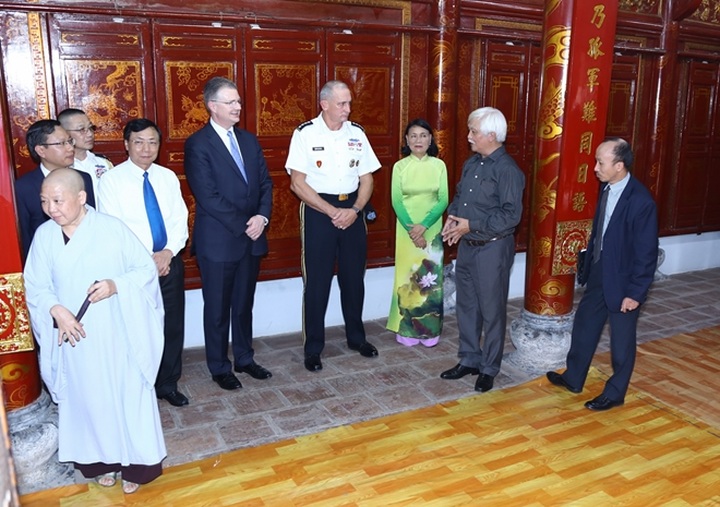 US general visits Hai Ba Trung temple, praising the Vietnamese People’s Army - 5
