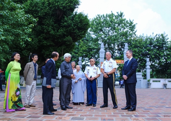 US general visits Hai Ba Trung temple, praising the Vietnamese People’s Army - 4