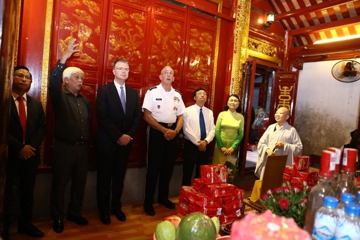 US general visits Hai Ba Trung temple, praising the Vietnamese People’s Army - 6