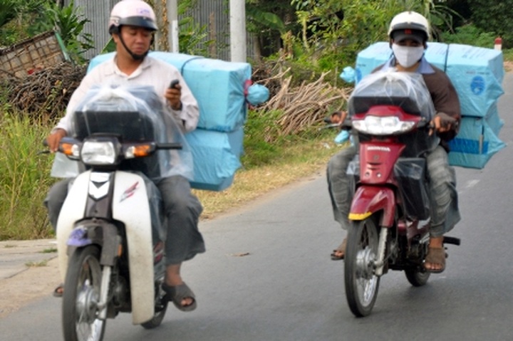Smuggling runs rampant along border - 1