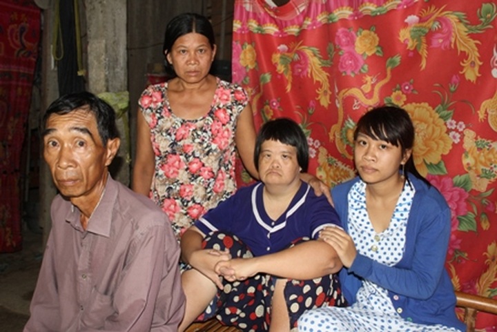 Teen girl supports her sick family - 1