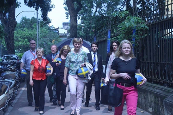 Swedish parliamentarians promote helmet, traffic safety in Hanoi - 5