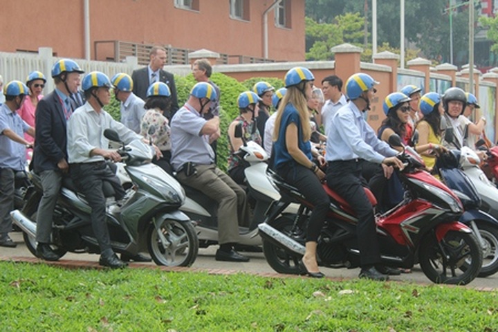 Swedish parliamentarians promote helmet, traffic safety in Hanoi - 3