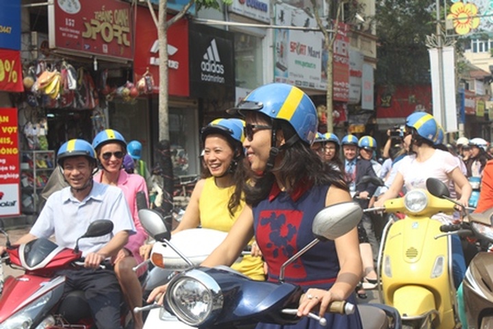 Swedish parliamentarians promote helmet, traffic safety in Hanoi - 4