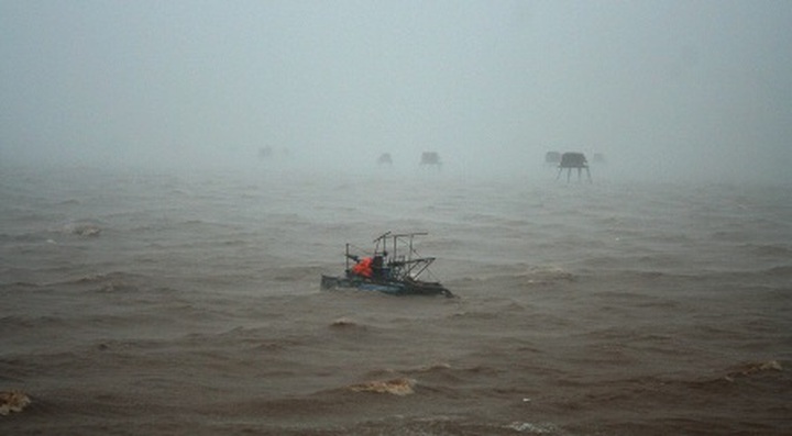 Cargo ship sinks killing 6 - 1 Cargo ship sinks killing 6 - 1