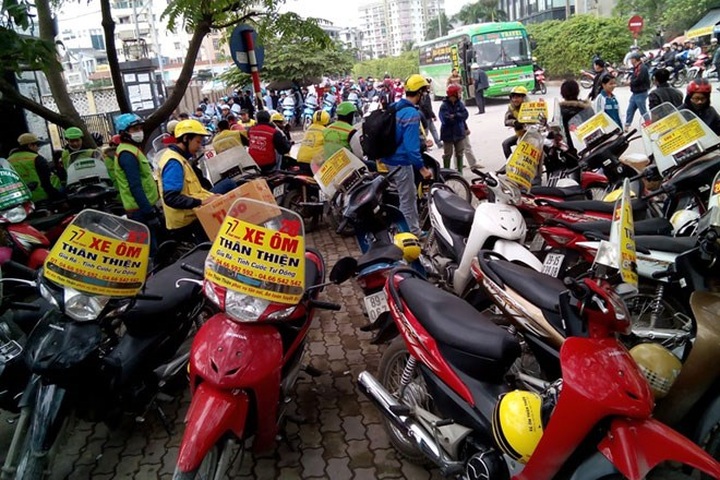 Motorbike taxi service attracts customers in Hanoi - 1 Motorbike taxi service attracts customers in Hanoi - 1