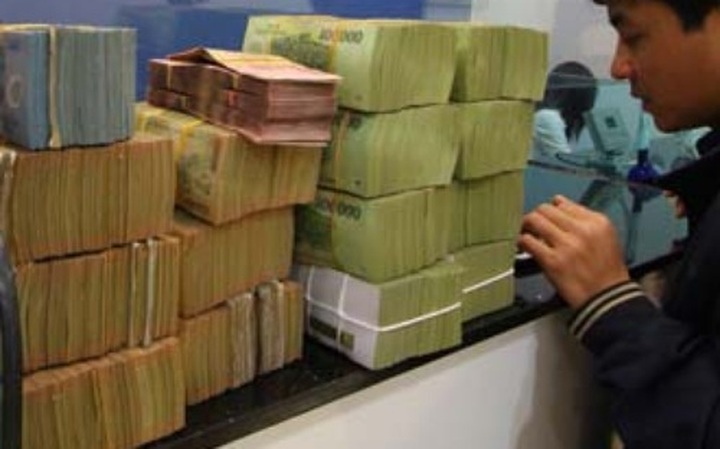 Banking staff remain on high pay despite economic difficulties - 1