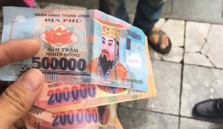 Tourists given votive money in Hanoi cyclo rip-off - 1