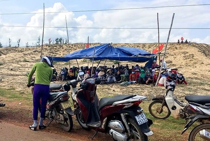 Villagers hold army engineers in protest against solar power project - 1