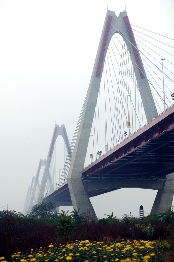 Visitors cause chaos on Nhat Tan Bridge on opening day - 2
