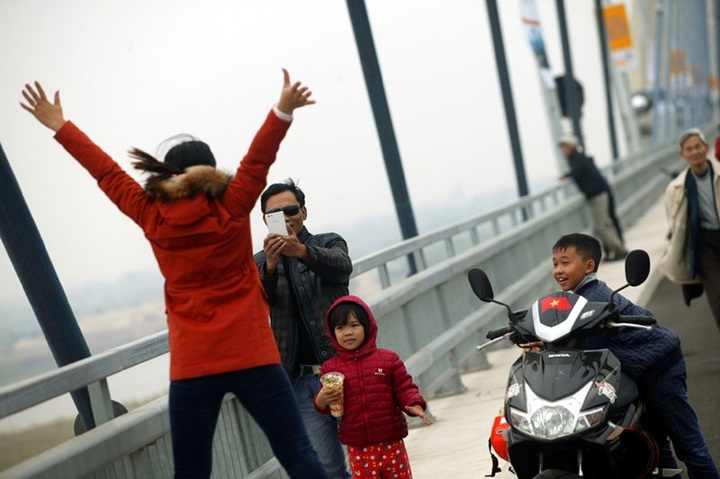Visitors cause chaos on Nhat Tan Bridge on opening day - 10