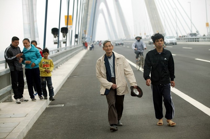 Visitors cause chaos on Nhat Tan Bridge on opening day - 11
