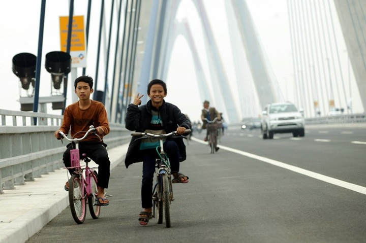 Visitors cause chaos on Nhat Tan Bridge on opening day - 5