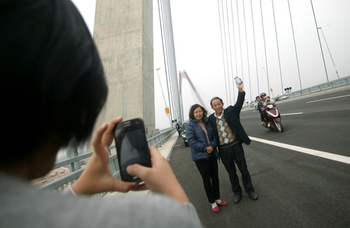 Visitors cause chaos on Nhat Tan Bridge on opening day - 12