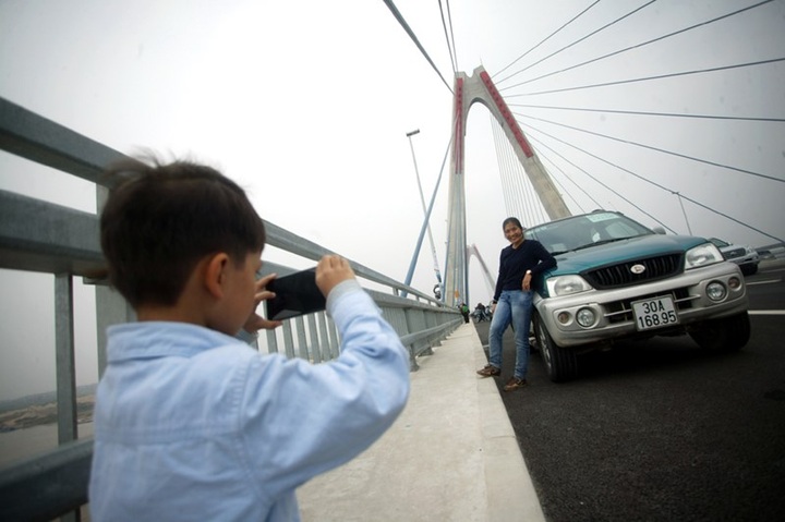 Visitors cause chaos on Nhat Tan Bridge on opening day - 8