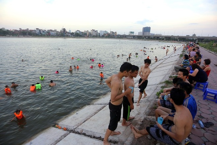 People ignore danger to escape Hanoi heat - 1 People ignore danger to escape Hanoi heat - 1