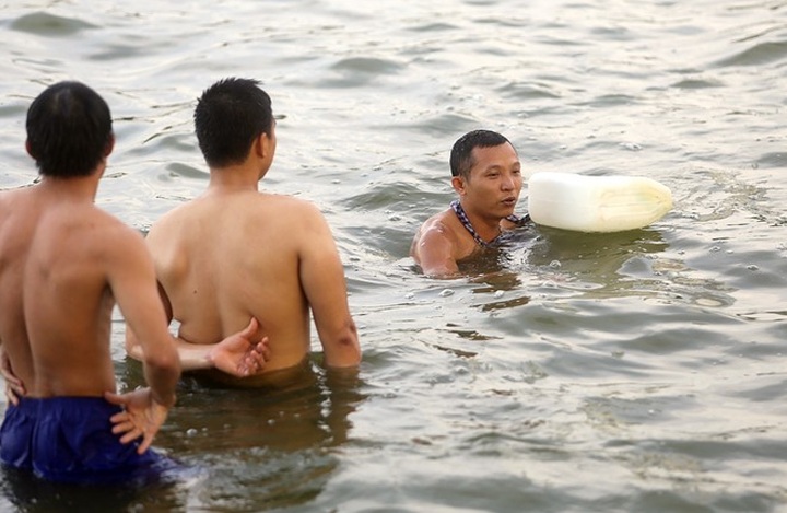 People ignore danger to escape Hanoi heat - 6 People ignore danger to escape Hanoi heat - 6
