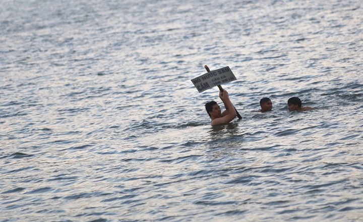 People ignore danger to escape Hanoi heat - 8 People ignore danger to escape Hanoi heat - 8