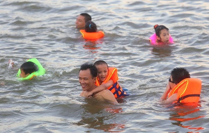 People ignore danger to escape Hanoi heat - 2 People ignore danger to escape Hanoi heat - 2
