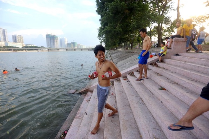 People ignore danger to escape Hanoi heat - 7 People ignore danger to escape Hanoi heat - 7