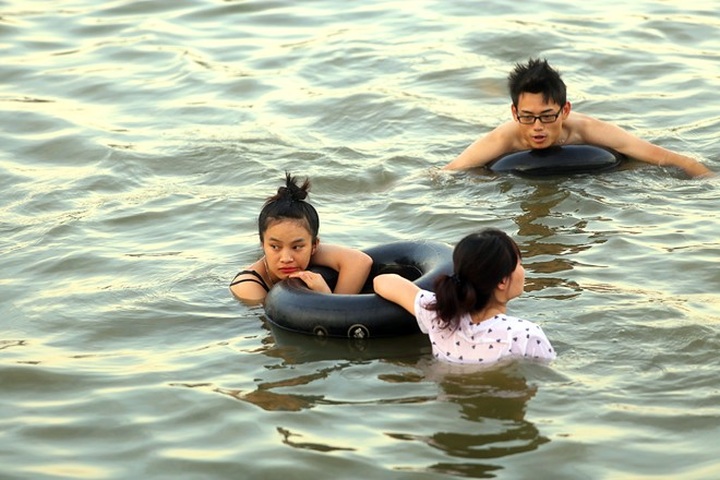 People ignore danger to escape Hanoi heat - 3 People ignore danger to escape Hanoi heat - 3