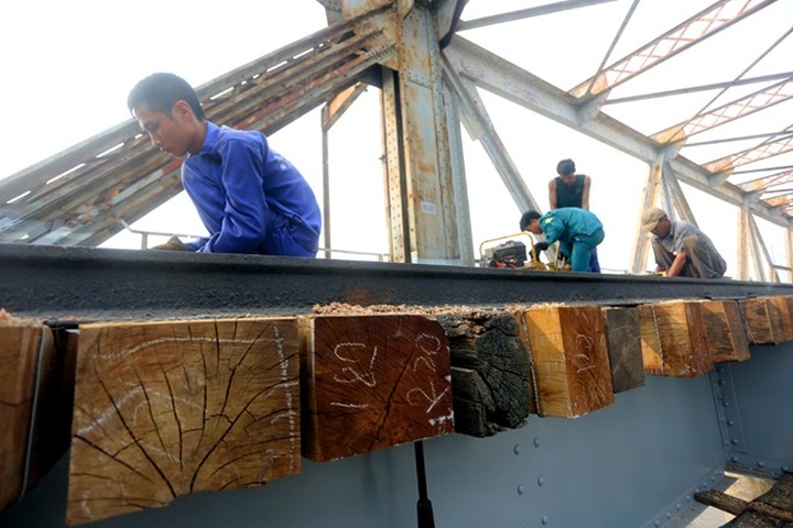 VND300bn to overhaul Long Bien Bridge - 5