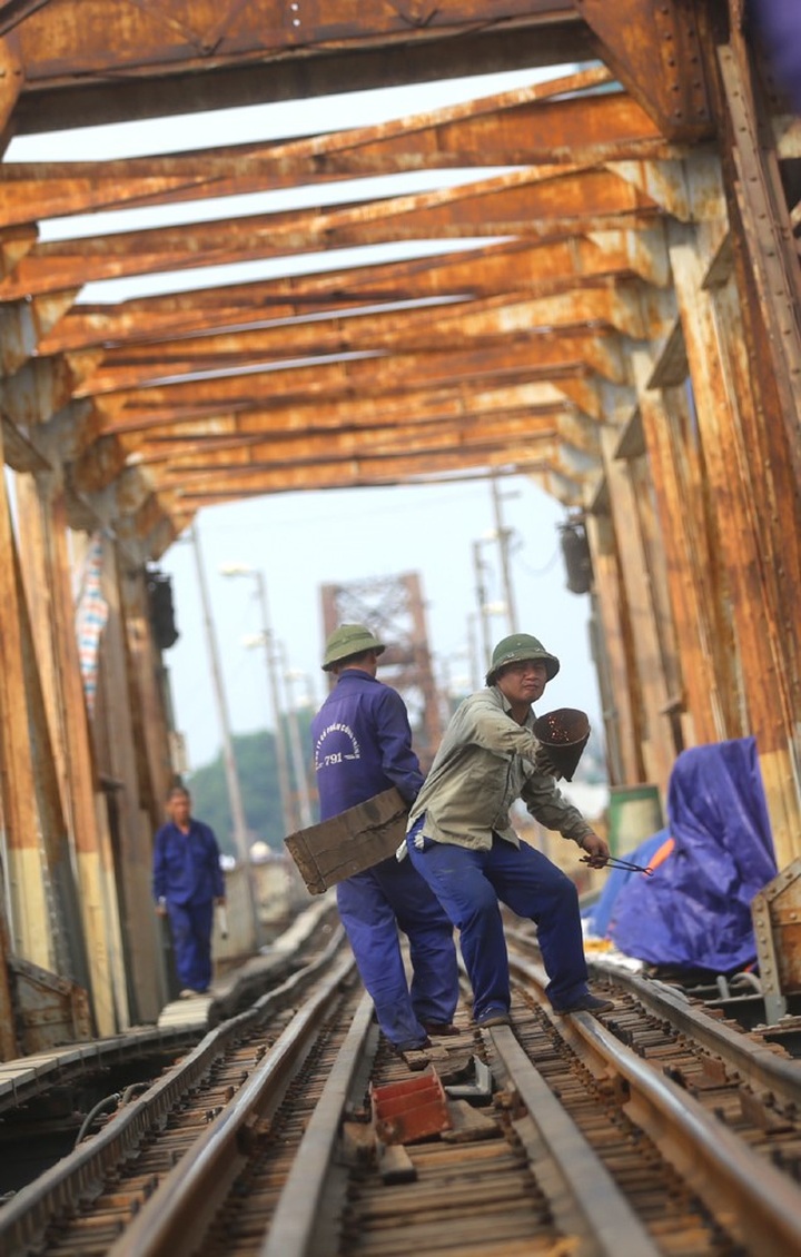 VND300bn to overhaul Long Bien Bridge - 1