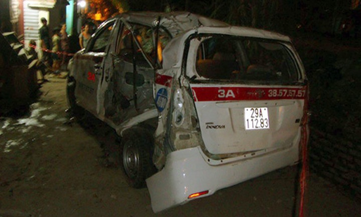 Taxi collision kills one, injuries eight in Hanoi - 1
