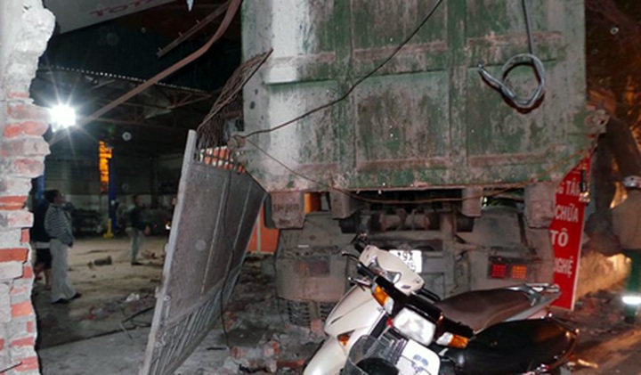 Eight injured, including two children, in garbage truck crash - 1