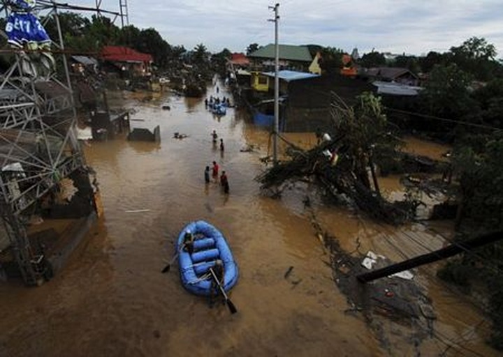 Hundreds dead or missing in Philippines storm - 1