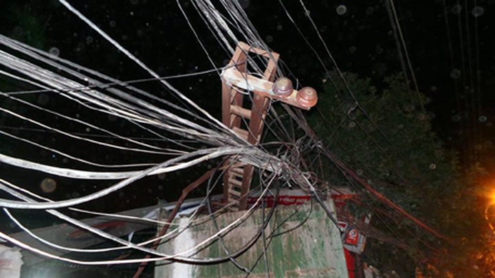 Eight injured, including two children, in garbage truck crash - 2