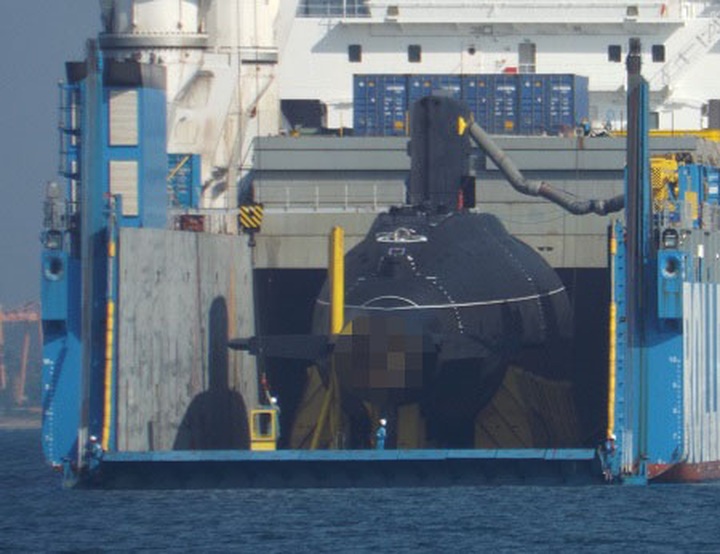 Navy Kilo-class sub arrives at Cam Ranh Port - 4