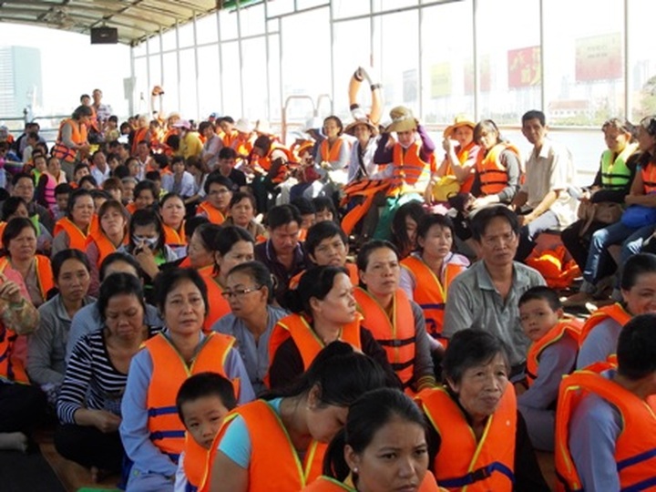 Fish-releasing ritual on Saigon River gains attention - 1
