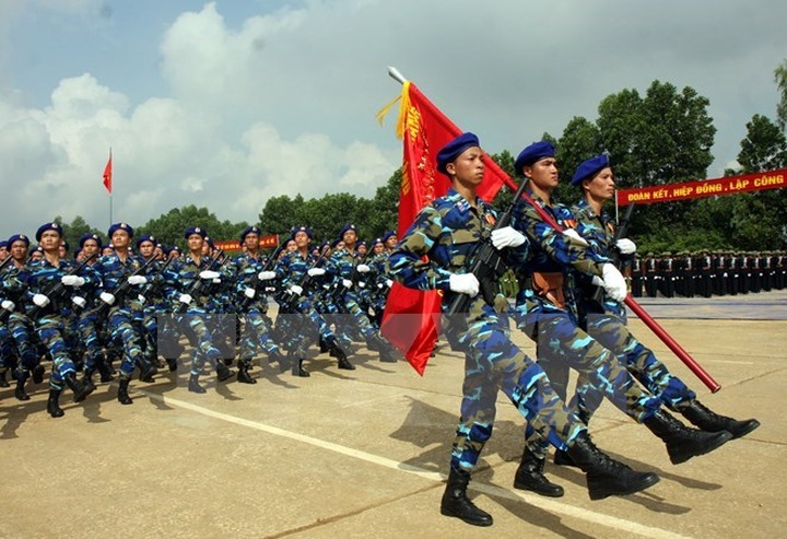 Massive parade lures media attention - 1