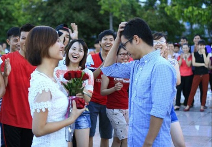Vietnamese young people more creative in love proposal - 4