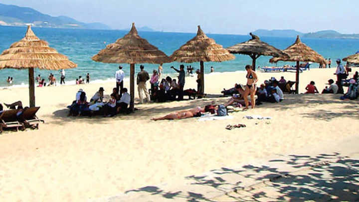 Beach tourism season launched in Danang - 1