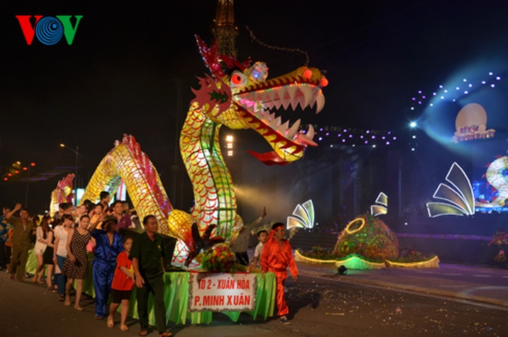 Giant lantern parade celebrating Full-Moon Festival - 1