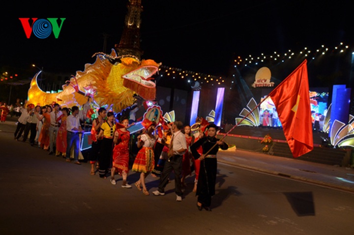 Giant lantern parade celebrating Full-Moon Festival - 10