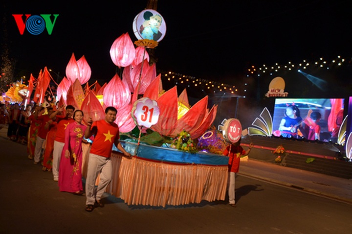 Giant lantern parade celebrating Full-Moon Festival - 12